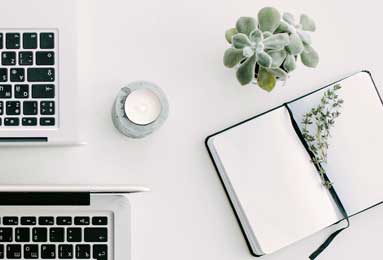 华体会网页版-理性追星，一名球迷跑到C罗身边试图与其自拍，被C罗一把推开