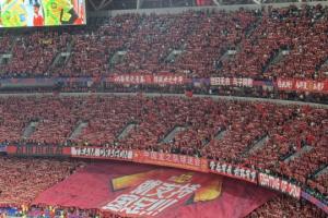 这氛围绝了！球迷满场营造火爆氛围，放眼望去一片红！加油国足！