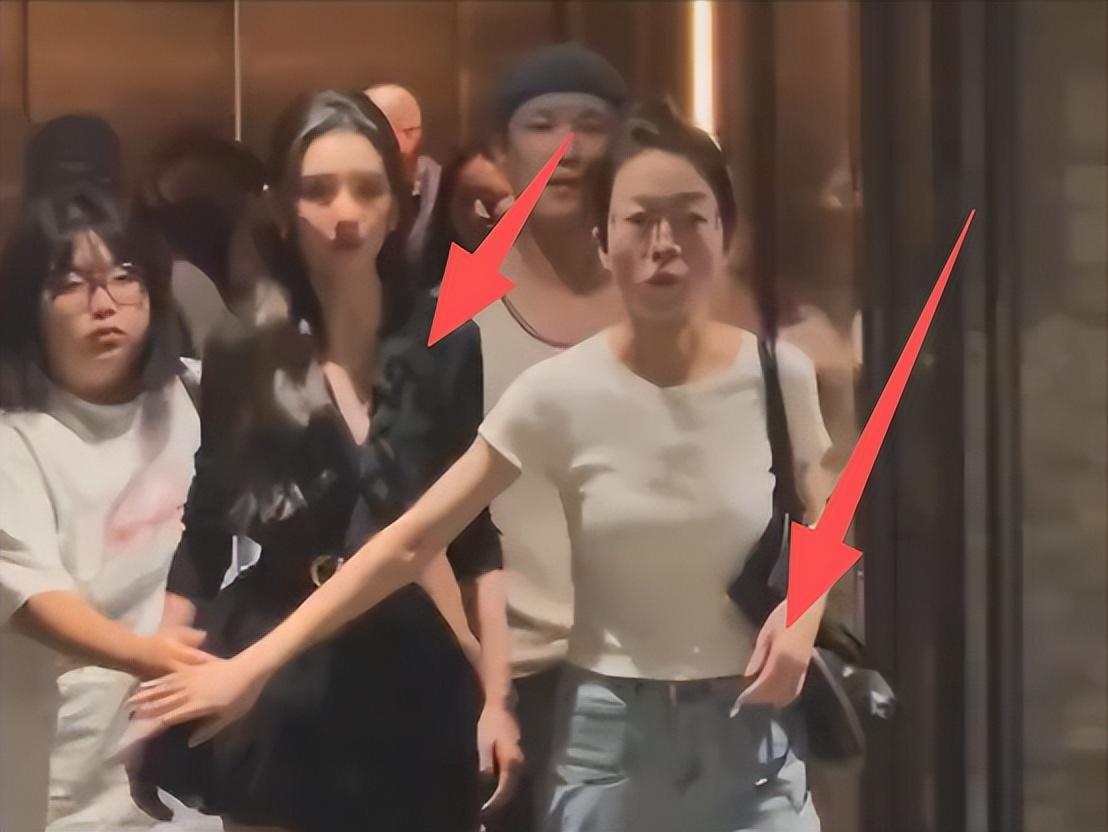 华体会网页版-到底谁在喜欢这种病态美？27岁宋祖儿现身南京，双腿瘦成皮包骨